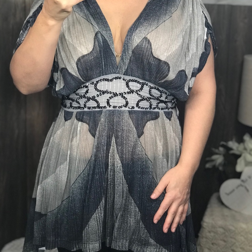 Free people kimono top, grey with beading at waist. Size small - Picture 6 of 10